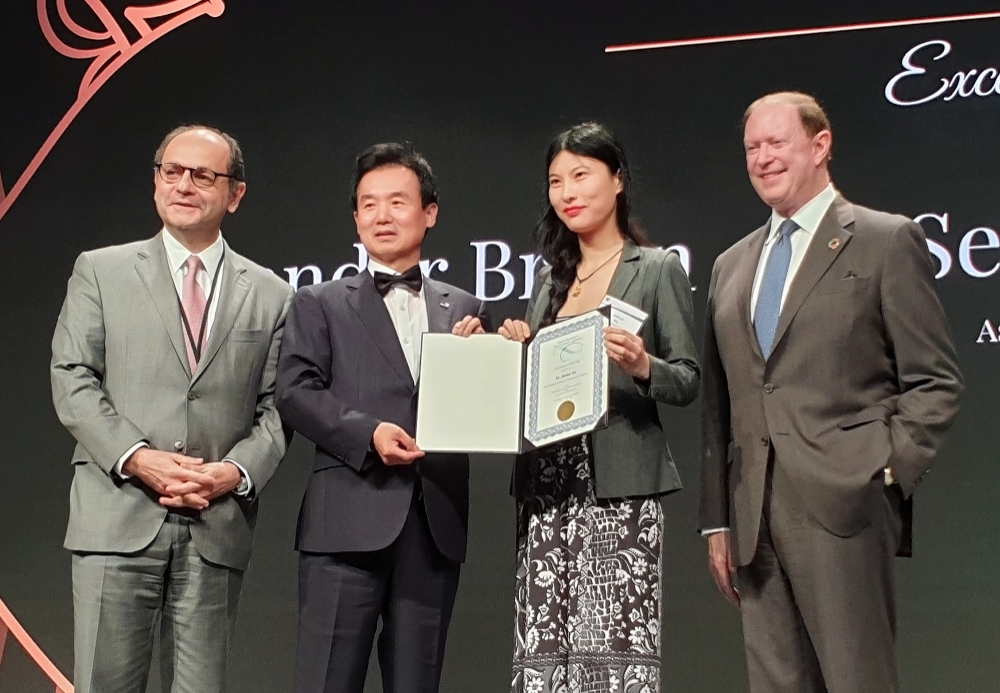 △20일 저녁(현지시간) 싱가포르 샹그릴라호텔에서 열린 ‘2019 세계보험협회 글로벌인슈어런스포럼’에서 신용호세계보험학술대상을 수상한 스위스 세인트갈렌대학의 지아후아 수(Jiahua Xu)(오른쪽 두번째)가 윤열현 교보생명 사장(왼쪽 두번째), 마이클 모리세이(Michael Morrissey) 세계보험협회 회장(오른쪽), 재드 아리스(Jad Ariss) 제네바어소시에이션 사무총장과 기념촬영을 하고 있다. ‘신용호세계보험학술대상’은 세계보험협회가 교보생명 신용호 창립자의 공적을 기리기 위해 1997년 제정한 상으로, 매년 보험산업 발전 연구에 공이 큰 보험학자를 선발해 시상하고 있다. / 사진=교보생명