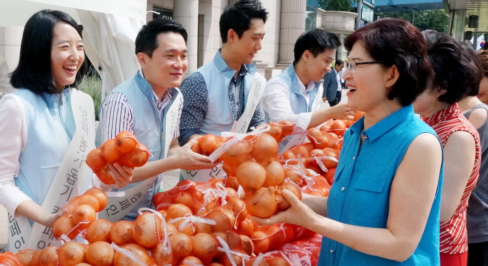 지난 2014년 현대백화점에서 진행됐던 '양파 농가 돕기 캠페인' 사진. /사진제공=현대백화점그룹