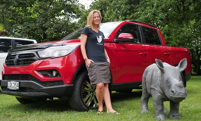 제이미 조셉이 렉스턴 스포츠(현지명 무쏘)에서 포즈를 취하고 있다. (사진=쌍용차)