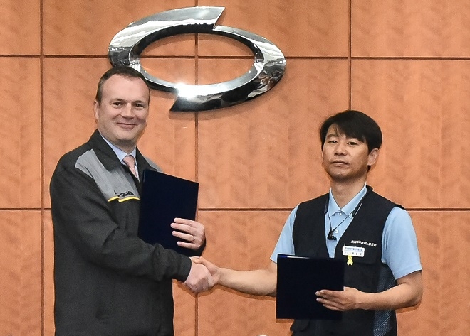 르노삼성자동차 도미닉 시뇨라 사장(왼쪽)과 박종규 노동조합 위원장이 '2018년 노사 상생선포식 및 임단협 조인식에서 기념촬영을 하고 있다. (사진=르노삼성)