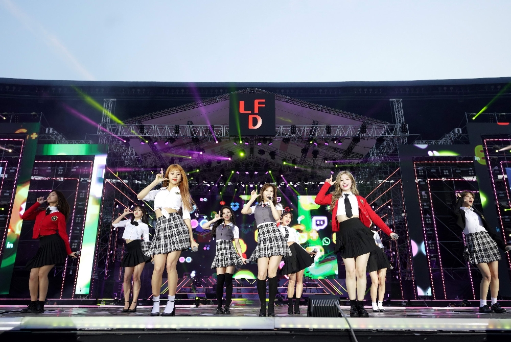 지난해 잠실주경기장에서 진행된 롯데면세점 패밀리콘서트에서 공연 중인 롯데면세점 모델 트와이스. /사진제공=롯데면세점