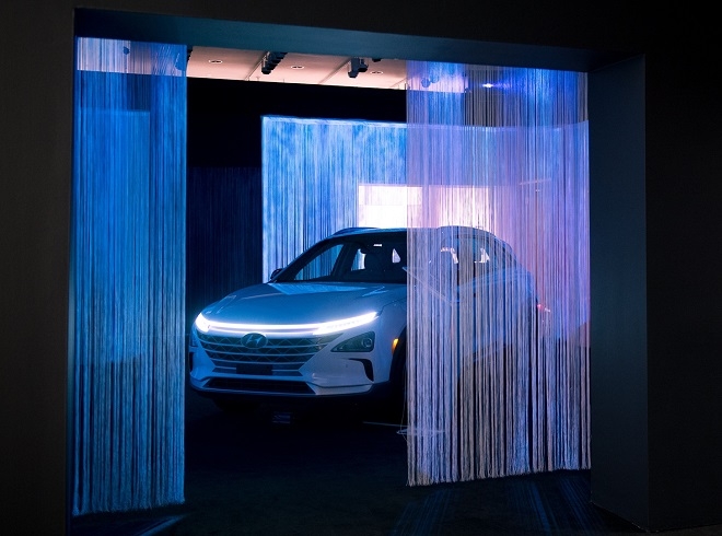 '예술, 기술 그리고 확장하는 미래' 전시에 설치된 넥쏘 전시물. (사진=현대차)