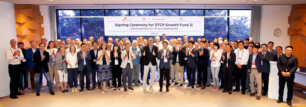 △ SK텔레콤-도이치텔레콤 주요 경영진들이 타운홀 미팅을 끝내고 기념 촬영을 하고 있는 모습. 맨 앞 왼쪽은 팀 회트게스 도이치텔레콤 회장, 오른쪽은 박정호 SK텔레콤 사장/사진=SK텔레콤