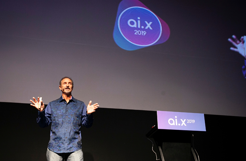 ●톰 그루버 시리 공동창업자가 'ai.x 2019'컨퍼런스에서 'AI는 인간을 위해 무엇을 할 수 있는가?(What can AI do for Humanity)?'라는 주제로 강연을 진행하고 있다/사진=SK텔레콤