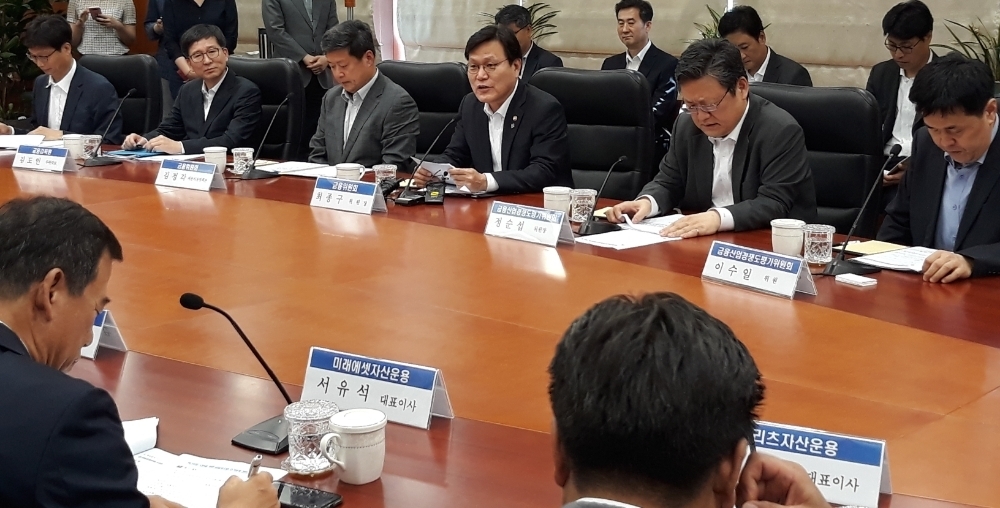 ▲최종구 금융위원장(윗줄 네 번째)이 25일 서울 여의도 금융투자협회에서 열린 ‘혁신성장 지원을 위한 금융투자업 인가체계 개편 간담회’에서 개선방안을 발표하고 있다./사진=한국금융신문