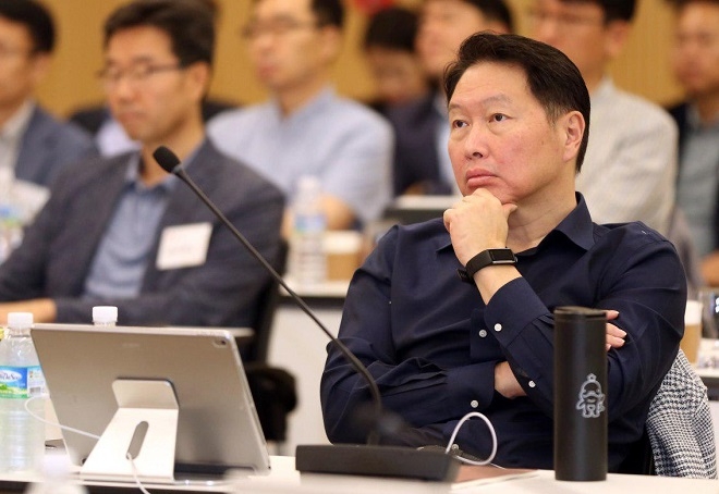 최태원 SK회장이 25일 경기도 이천시 SKMS연구소에서 열린 2019확대경영회의에서 발표 내용을 경청하고 있다. (사진=SK)