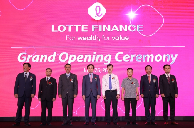 롯데카드의 베트남 현지법인 롯데파이낸스가 지난 25일 하노이에 위치한 롯데호텔하노이에서 그랜드 오프닝 세레모니를 개최했다. 행사에 참석한 김창권 롯데카드 대표(왼쪽 네 번째), 응우옌 쫑 주(Nguyen Trong Du) 베트남중앙은행 은행감독국 부총국장(왼쪽 다섯 번째) 등 관계자들이 기념촬영을 하고 있다. / 사진 = 롯데카드