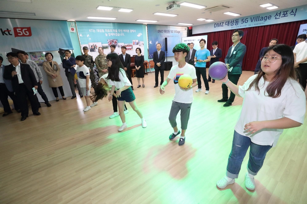 △대성동초등학교 학생들이 ICT솔루션을 활용한 교육프로그램을 체험하고 있다/사진=KT