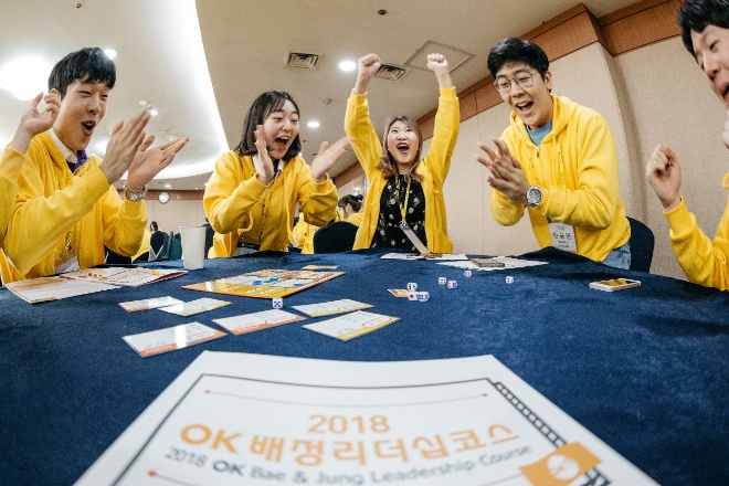 OK배정장학재단이 29일까지 '2019 OK배정리더십코스'를 진행한다. 사진은 지난해 진행된 워크숍 현장. / 사진 = OK저축은행
