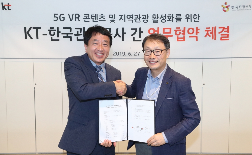 ●협약식을 마치고 구현모 KT Customer&Media부문장 사장(오른쪽)과 안영배 한국관광공사 사장(왼쪽)이 기념 촬영을 하고 있다/사진=KT