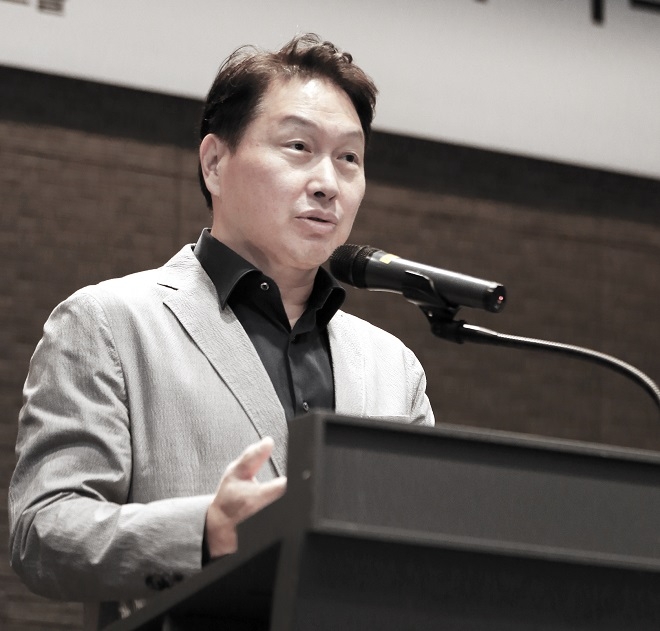 최태원 SK 회장이 28일 서울 그랜드워커힐호텔에서 열린 2019 한국고등교육재단 장학생 오찬행사에서 격려사를 하고 있다. (사진=SK)
