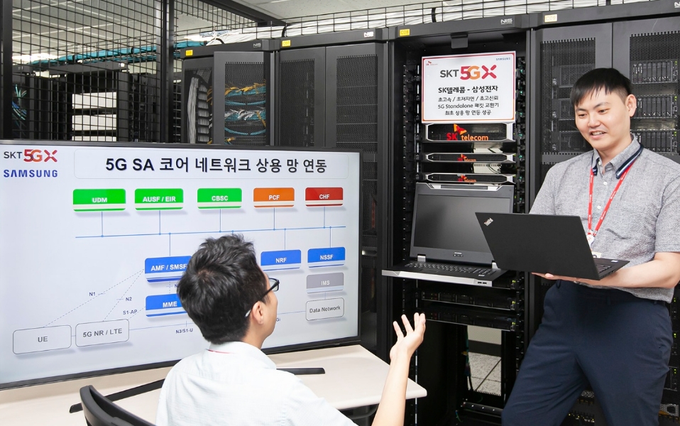 △삼성전자, SK텔레콤 연구원들이 1일 분당에 위치한 SK텔레콤 ICT기술센터에서 5G SA의 기술과 장비 성능을 시험해보고 있다/사진=SK텔레콤