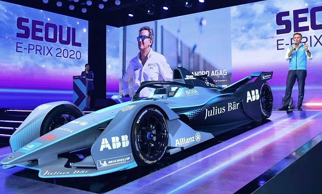 알레한드로 아각 포뮬러E 회장과 전기차 레이싱카 Gen2.