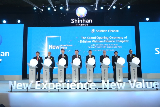 신한카드는 베트남 현지법인인 ‘신한베트남파이낸스’ 출범식을 2일 베트남 호치민 현지에서 진행했다. 이날 출범식에는 조용병 신한금융그룹 회장(왼쪽 4번째), 임영진 신한카드 사장(왼쪽에서 5번째), 임재훈 주호치민 총영사(왼쪽에서 3번째), BUI HUY TOE(부이 후이 토, 왼쪽에서 6번째) 베트남 중앙은행 인허가국장 등 주요 관계자들이 참석했다. / 사진 = 신한카드