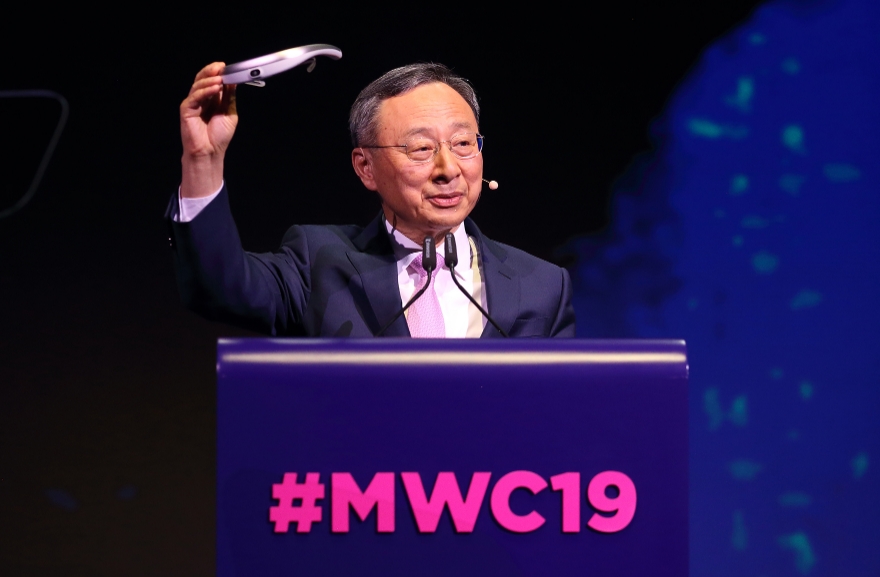 △MWC 2019에서 발표하는 황창규 KT 회장의 모습/사진=오승혁 기자(자료 편집)