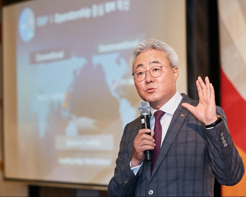 김준 SK이노베이션 총괄사장이 지난 5월말 기자간담회에서 ‘그린밸런스 독한 혁신’을 통한 경제적가치+사회적가치 창출계획을 설명하고 있다(사진=SK이노)