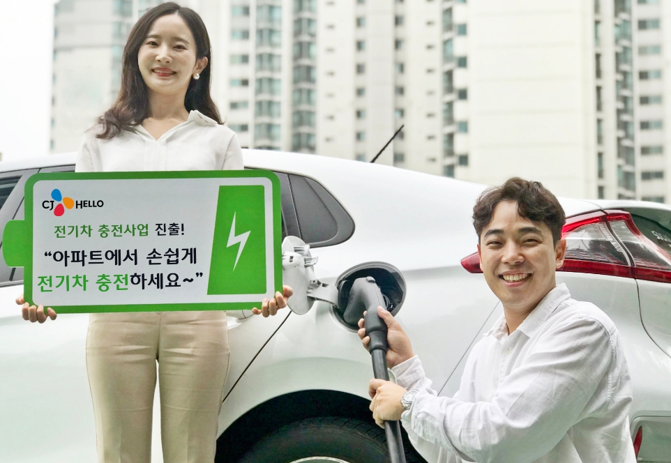 △CJ헬로 모델들이 전기차 충전 사업 진출을 홍보하고 있다/사진=CJ헬로