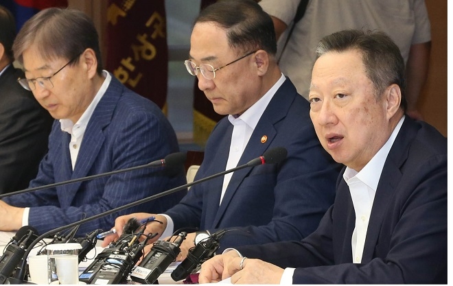 (왼쪽부터) 윤부근 삼성전자 부회장, 홍남기 부총리, 박용만 대한상의 회장. (사진=대한상의)