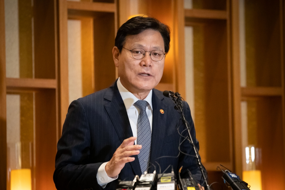 ▲ 최종구 금융위원장이 지난 5일 서울 종로구의 한 식당에서 열린 출입기자 대상 오찬간담회에서 취재진의 질문에 답하고 있다./ 사진= 금융위원회