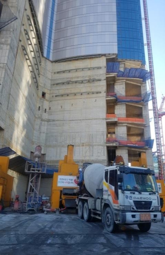 포스코건설은 '고압 콘트리트 압송기술'을 최근 부산 엘시티와 여의도 파크윈 건설현장에 적용했다. 사진=포스코건설.