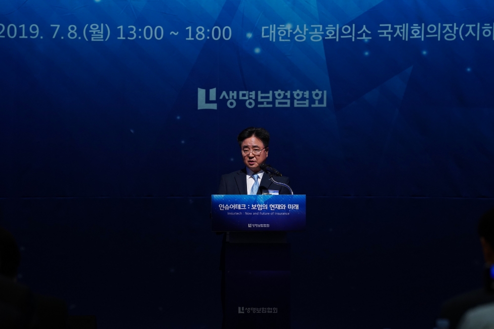 △8일 오후 대한상공회의소 국제회의장에서 열린 생명보험협회 세미나에서 신용길 생명보험협회장이 축사를 하고 있다. / 사진=생명보험협회