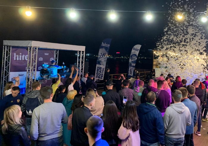 지난 5일과 6일 양일에 걸쳐 열린 '하이트 섬머 폼 페스티벌'을 즐기고 있는 러시아 현지인들의 모습./사진제공=하이트진로