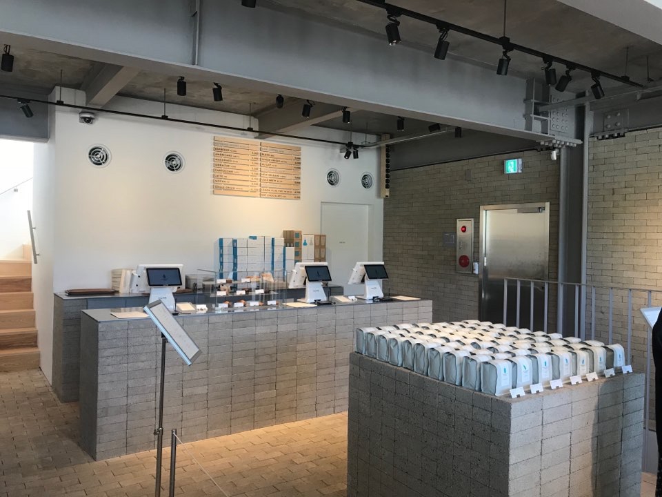 블루보틀 삼청점 1층 내부 모습. 공사 중 나온 벽돌로 카운터와 매대를 조성했다. /사진=구혜린 기자