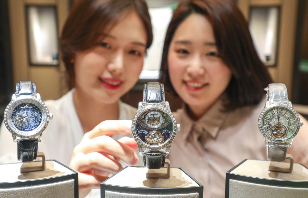 9일 오전 현대백화점 압구정본점 2층 예거 르쿨트르 매장에서 국내 단독으로 선보이는 시계 3점(왼쪽부터 '마스터 그랑 트래디션 투르비옹', '마스터 자이로 투르비옹', '랑데부 투르비옹' 순)을 소개하고 있다. /사진제공=현대백화점