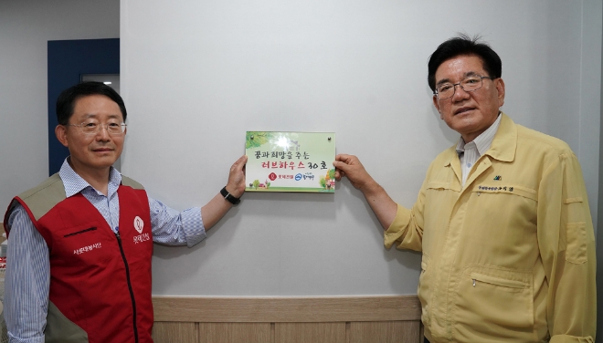 하석주 롯데건설 사장(사진 왼쪽)은 10일 서울 동대문구 장안동 등에서 러브하우스 봉사활동을 펼쳤다. 사진=롯데건설.