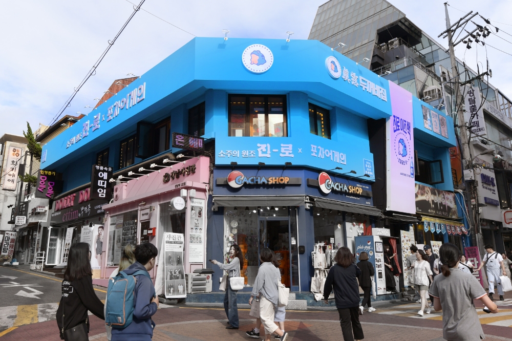 옛날 감성을 현대적으로 재해석한 포차 콘셉트로 20대에게 호응을 얻은 하이트진로의 두꺼비집 전경. /사진제공=하이트진로