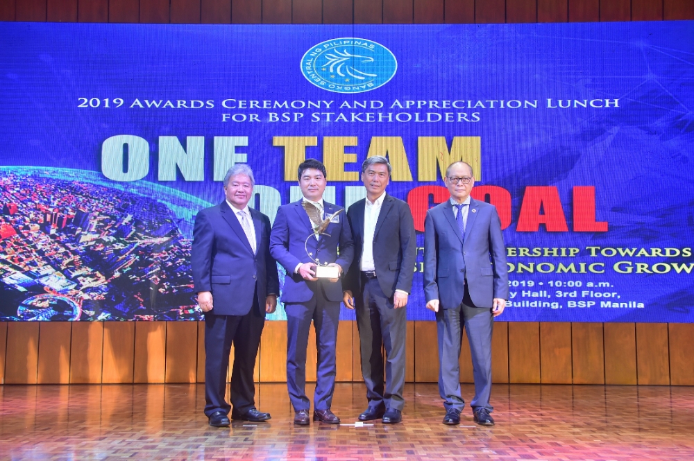 지난 10일 필리핀 마닐라 소재 필리핀 중앙은행 강당에서 진행된 ‘BSP Stakeholders Awards’ 행사에서 정용호 신한은행 마닐라지점장(왼쪽 두번째)이 ‘신뢰성 있는 리포트 상’을 수상한 후 브루스 톨렌티노(V. BRUCE TOLENTINO) 필리핀 금융통화 위원회 위원(왼쪽 첫번째), 벤자민 조크노(BENJAMIN DIOKNO) 필리핀 중앙은행 총재(오른쪽 첫번째) 및 관계자와 함께 기념사진을 촬영하는 모습. / 사진= 신한은행