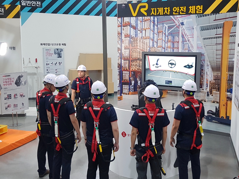 롯데하이마트 물류센터 직원들이 VR 지게차 안전 교육을 체험하고 있다. /사진제공=롯데하이마트