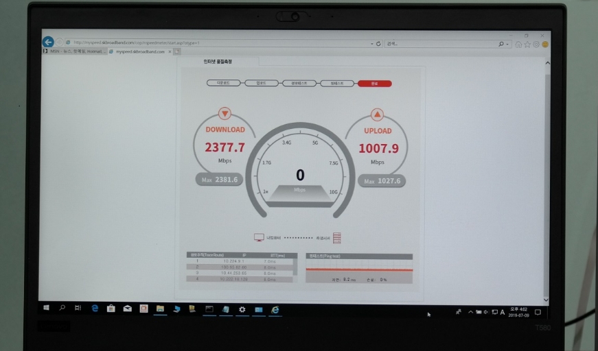 △SK브로드밴드가 2.5Gbps 케이블모뎀을 통해 다운로드 속도를 측정한 결과, 다운로드 2375.5 Mbps와 업로드 1007.5Mbps가 측정되고 있다/사진=SK브로드밴드