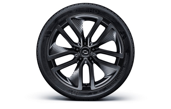 SM6 스포티 옵션의 블랙 알로이 휠.