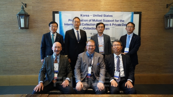 (뒷줄 왼쪽부터 시계방향)우리신용정보 김홍희 대표이사, 미래신용정보 변현석 대표이사, A&D신용정보 김상욱 대표이사, F&U신용정보 김웅기 대표이사, 신용정보협회 김근수 회장, 중앙 ACA 회장 Roger Weiss, ACA 사무총장 Mark Neeb. / 사진 = 신용정보협회