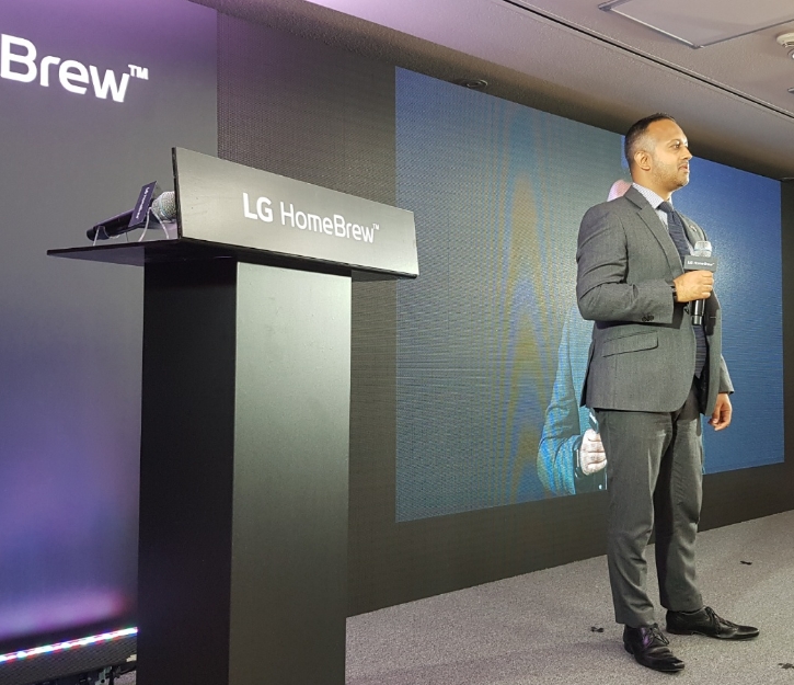 △닉 메타 주한 영국대사관 부대사가 LG 홈브루 공개 행사를 환영하며 영국에게 펍, 맥주가 어떤 의미를 지니는지 등을 말하고 있다/사진=오승혁 기자