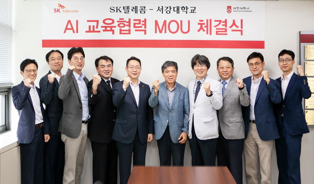 △서강대 공학부 학장실에서 문연회 SK텔레콤 기업문화센터장(왼쪽에서 다섯 번째)과 전도영 서강대학교 공학부 학장(왼쪽에서 여섯 번째) 등이 기념 사진을 촬영하고 있는 모습/사진=SK텔레콤