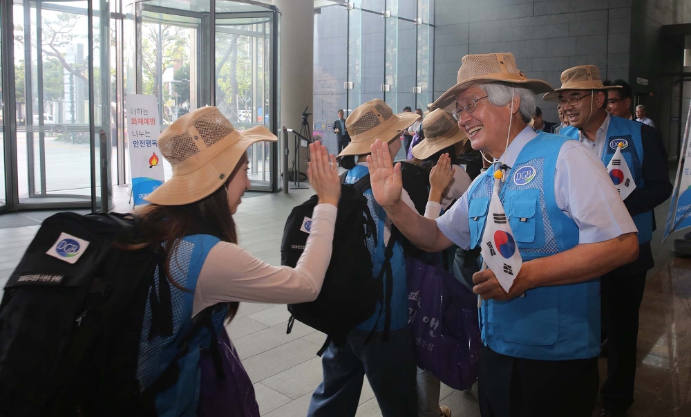 김태오 DGB금융 회장(오른쪽)이 제3이 DGB금융 글로벌 봉사원정대를 격려하고 있다./사진=DGB금융그룹