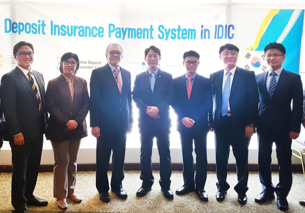 예금보험공사는 10일 인도네시아 현지에서 인도네시아 예금보험기구(IDIC)의 '예금보험금 지급시스템 구축 컨설팅' 착수보고회를 개최하였다. 행사 후 김영길 예금보험공사 이사(왼쪽에서 네번째) 등 공사 임직원과 할림 알람샤(Hlim Alamsyah) 인도네시아 예금보험기구 의장 및 임직원들이 기념촬영을 하고 있다./사진=예금보험공사