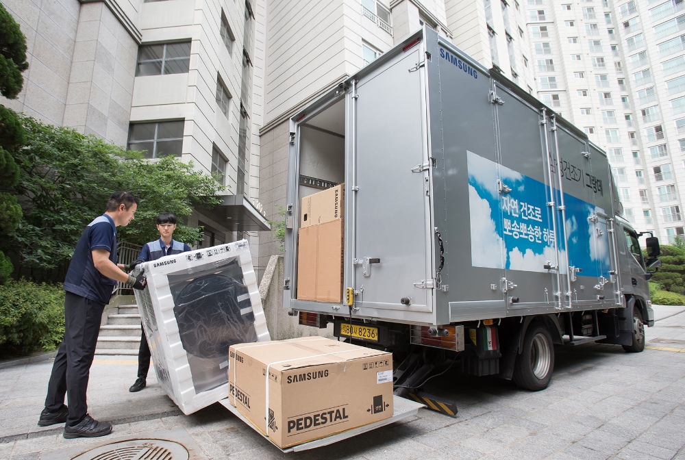 △판매 호조를 보이는 삼성전자 그랑데 건조기가 경기도 고양시 덕양구 한 가정에 배송되는 모습/사진=삼성전자