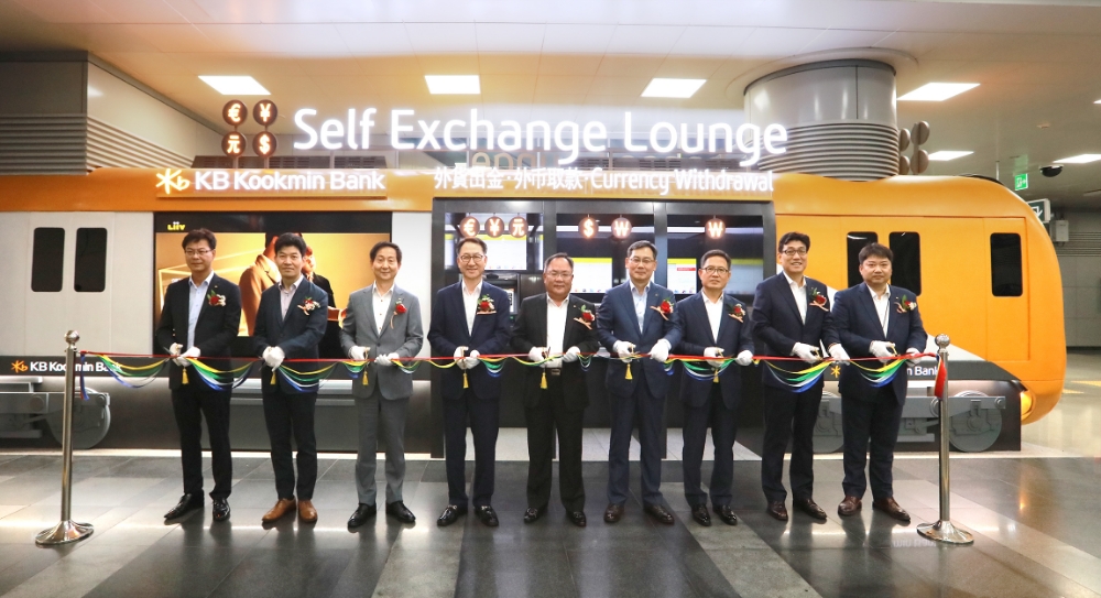 지난 16일 공항철도 검암역에서 열린 KB무인환전센터 2호점 개점식에서 참석자들이 테이프 커팅식을 하고 있다. (왼쪽 세번째부터) 김정국 공항철도 부사장, 김남일 KB국민은행 영업그룹 부행장, 정기영 KB국민은행 인천지역영업그룹 대표, 윤여운 KB국민은행 외환사업본부 본부장. / 사진= KB국민은행