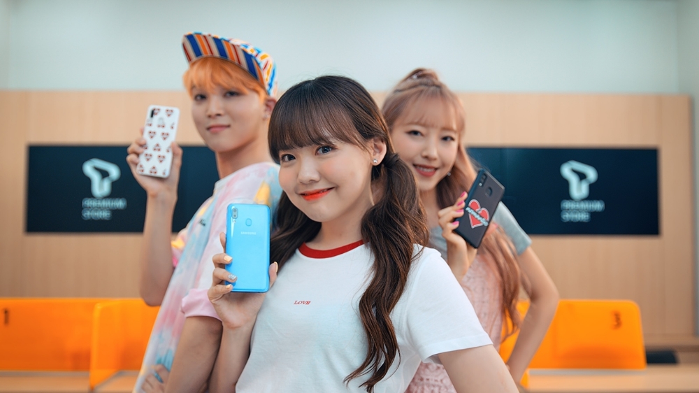△SNS 스타 죵키, 옐언니, 김스테파니헤리(왼쪽부터)가 갤럭시A40를 실제 사용하는 모습을 보여주는 디지털 영상광고의 한 장면/사진=SK텔레콤