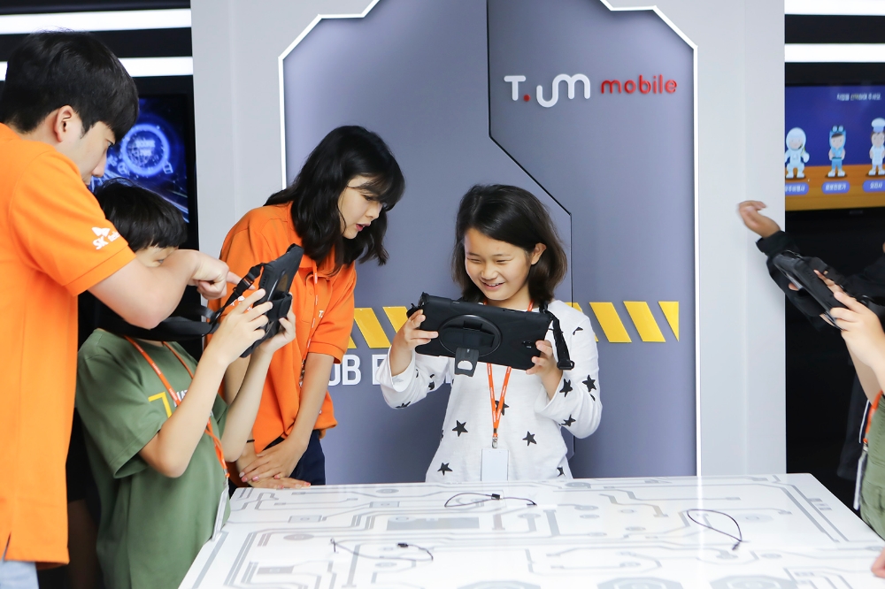 △서생초등학교 학생들이 미래 직업 연구소에서 증강현실 등 ICT 기술을 통해 다양한 직업을 체험하고 있다/사진=SK텔레콤