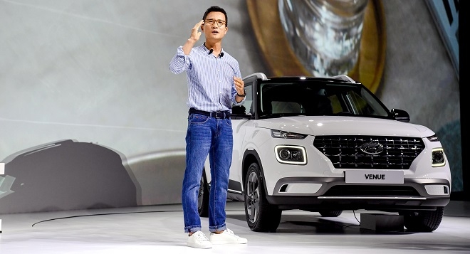 이광국 현대차 부사장이 소형SUV 베뉴를 소개하고 있다.