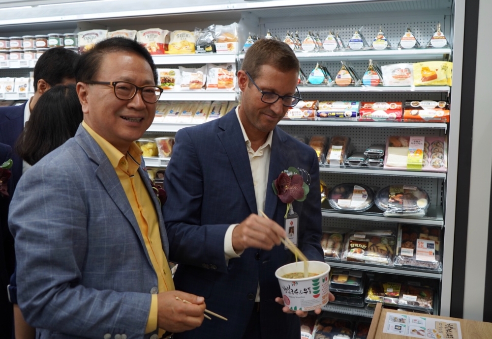 한남동 푸드드림 매장을 방문한 정승인 세븐일레븐 대표이사. /사진제공=세븐일레븐