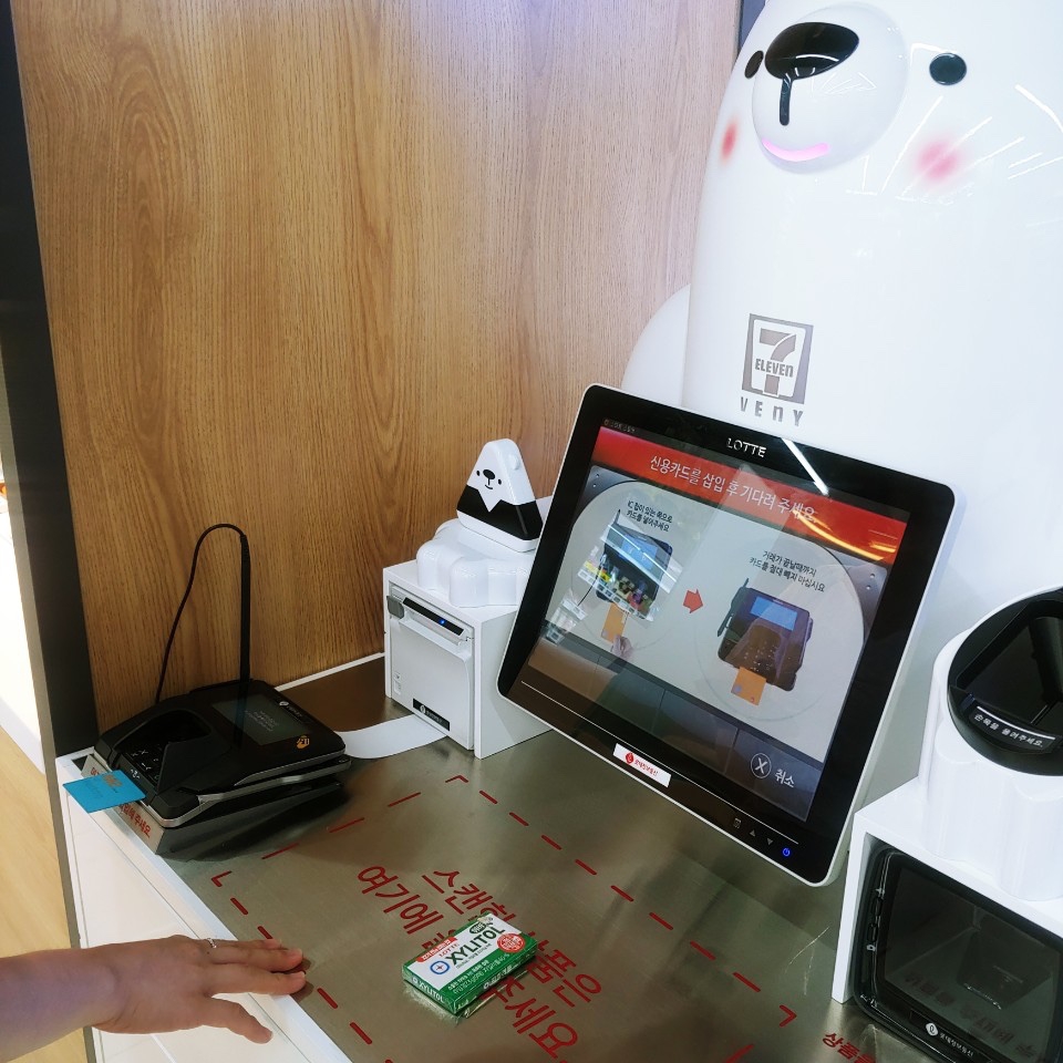 결제 로봇 '브니 키오스크'를 통해 계산을 하는 모습. /사진=구혜린 기자