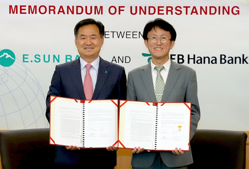 KEB하나은행은 지난 25일 대만 E-Sun Commercial 은행(이하 E-Sun은행)과 대만 타이페이시(市) 소재 E-Sun은행 본점에서 글로벌 IB 업무협력 강화를 위한 업무협약을 체결했다. 박지환 KEB하나은행 기업영업그룹 전무(사진 왼쪽)가 마오친 첸(James Chen) E-Sun Bank 기업금융부문 대표 (CEO of Corporate Banking Division) 와 함께 기념촬영을 하고 있다. / 사진= KEB하나은행