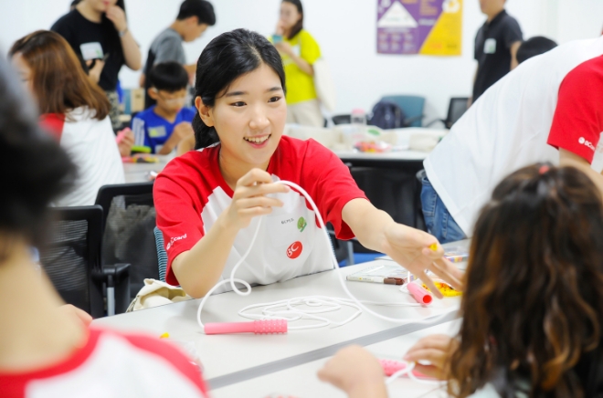 BC카드가 지난 26일 서울 성동구에 위치한 ‘서울재활용플라자’에서 결연 지역아동센터를 대상으로 다양한 문화체험활동을 지원하는 ‘사랑, 해 희망나무’ 봉사활동을 진행했다. / 사진 = BC카드