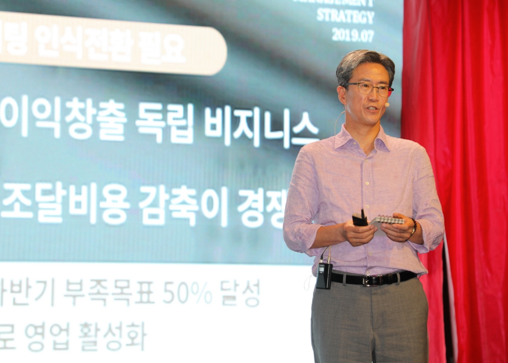 ‘2019년 하반기 경영전략회의’에 참석한 이동빈 은행장이 참석자들에게 상반기 경영성과의 의미와 하반기 경영전략을 설명하고 있다./사진=수협은행
