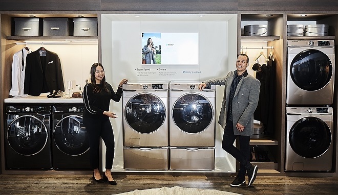 지난 2월 미국 라스베이거스에서 열린 북미 최대 주방·욕실 전시회 KBIS2019에서 삼성전자 모델이 건조기와 세탁기를 소개하고 있다. (사진=삼성전자)